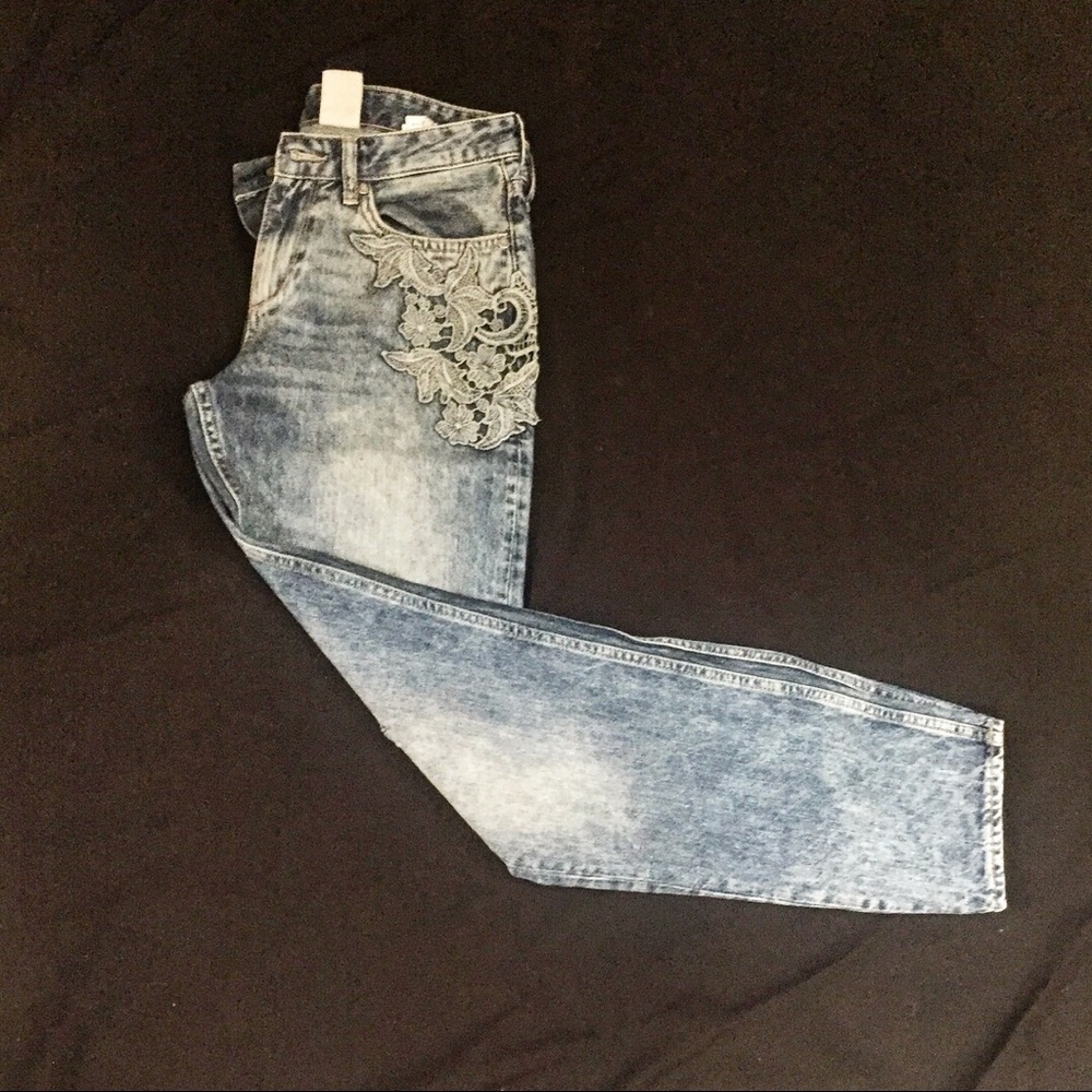 Low Waist Boyfriend Jeans W/ Blue Floral Appliqué